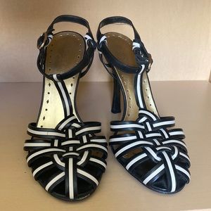 Back n white BCBG heel shoes